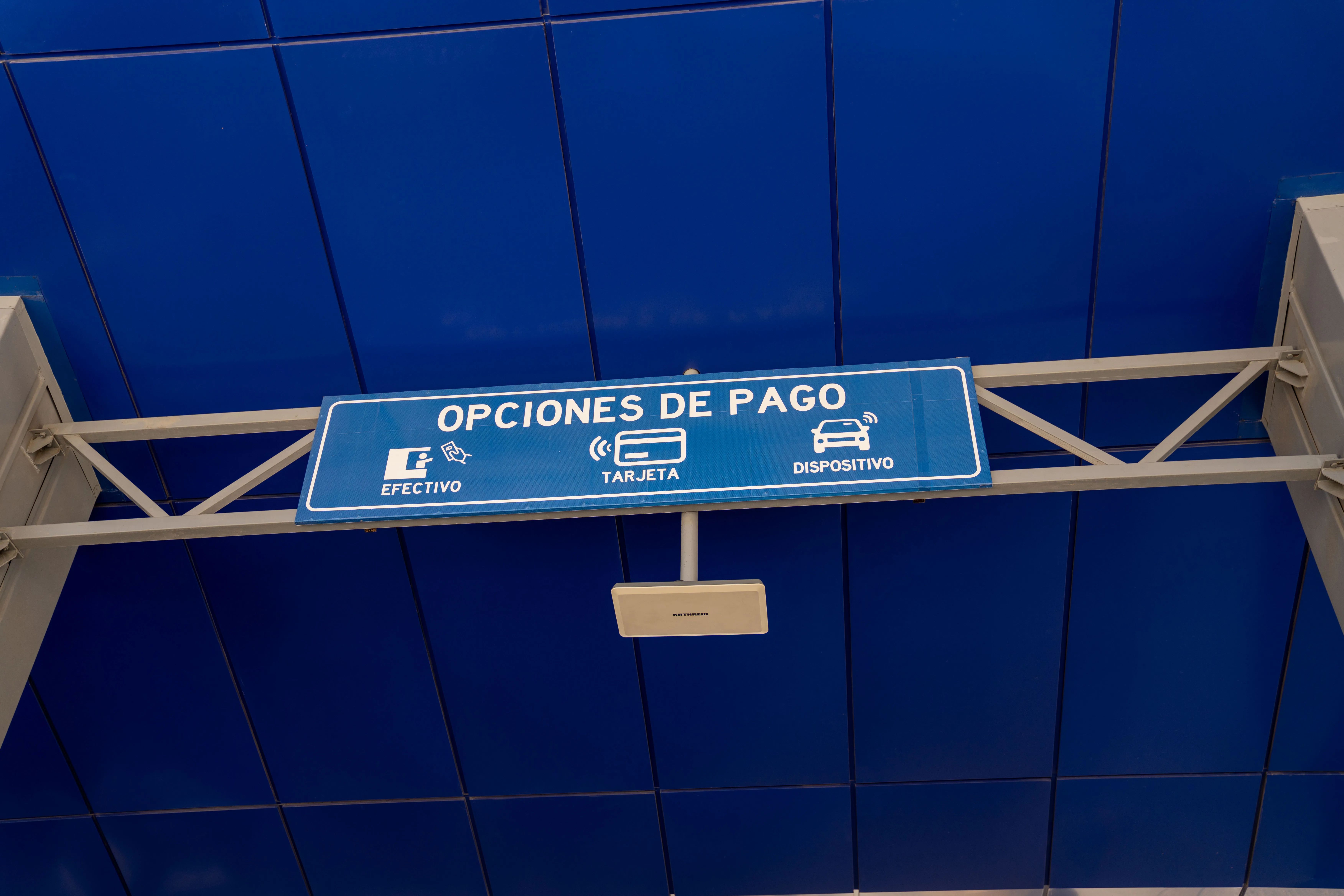 Rótulo de opciones de pago en una plaza de peaje